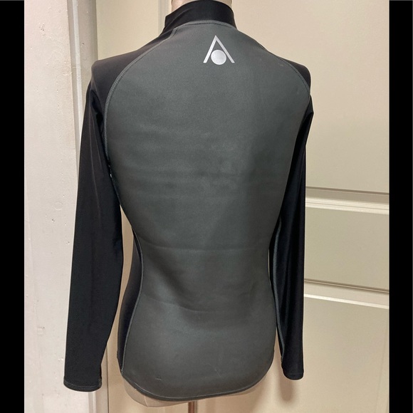 Aqua sphere rash guard size large - Picture 5 of 8